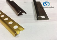 La disposizione di alluminio dorata brillante del bordo profila la striscia di bordo perforata del metallo