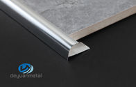Gli angoli rotondi quarti decorativi della parete del bordo di IQNET della disposizione di alluminio delle mattonelle modellano il colore d'argento luminoso