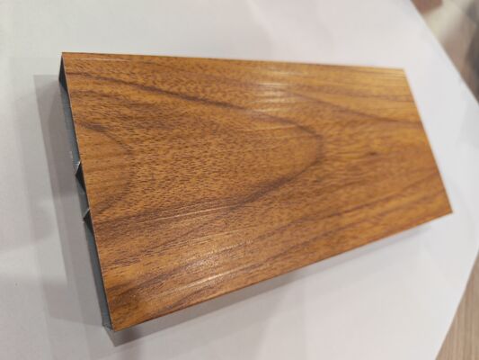 6063 Profili di estrusione in alluminio con grano di legno OAK con texture su misura