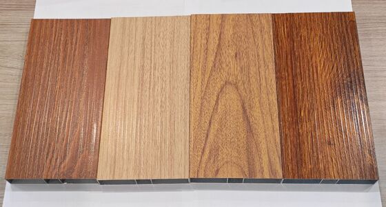 6063 Profili di estrusione in alluminio con grano di legno OAK con texture su misura